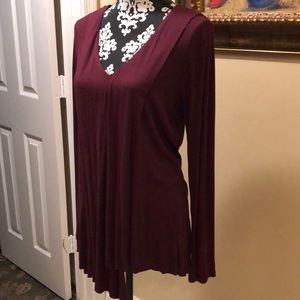 🍷Cable & Gauge Stunning burgundy ribbed knit long sleeved v-neck sweater